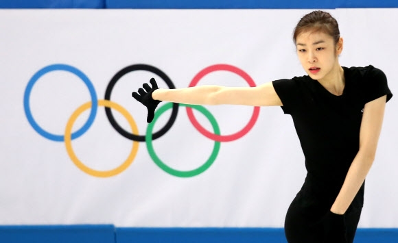 2014 소치 동계올림픽에 출전하는 ‘피겨여왕’ 김연아가 18일 러시아 소치 해안클러스터의 아이스버그 스케이팅 팰리스에서 훈련하고 있다.  연합뉴스