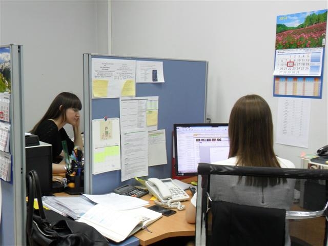 대한무역투자진흥공사(KOTRA) 노보시비르스크 무역관에서 러시아 현지 직원들이 업무를 보고 있다.