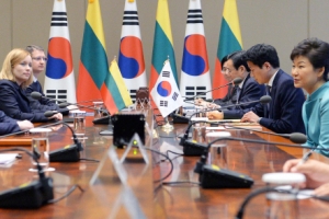 朴대통령 “美의회, 위안부 소녀상 방문 사진에 감동”