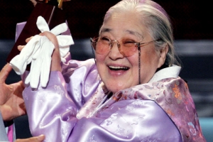 우리 시대의 어머니, 하늘무대 오르다