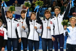 쇼트트랙 첫 금메달…女 3,000ｍ 계주서 8년만에 정상