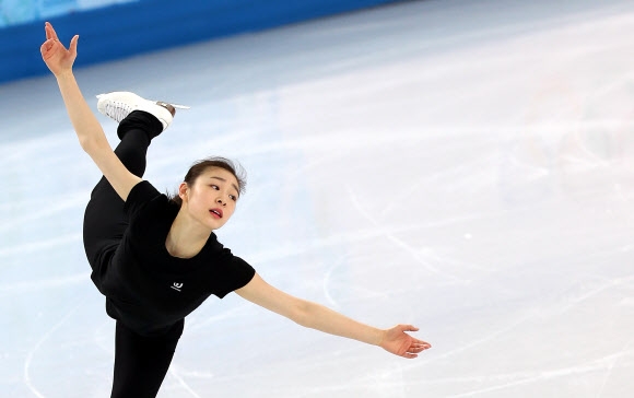 소치를 빛낼 ‘피겨 여왕’ 김연아가 18일 러시아 소치의 아이스버그 스케이팅 팰리스에서 가진 공식 훈련 도중 실전을 치르듯 우아한 자태로 은반을 타고 있다.  소치 연합뉴스