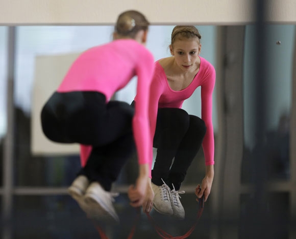 폴리나 에드먼즈(미국)가 17일(한국시간) 러시아 소치의 스케이팅 연습빙상장에서 열린 공식 훈련을 시작하기전에 몸을 풀고 있다.  소치(러시아)=AP/뉴시스