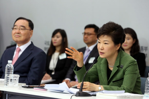 박근혜 대통령이 19일 오전 정부세종청사에서 열린 환경부, 국토해양부, 해양수산부 업무보고에서 모두발언하고 있다. 연합뉴스