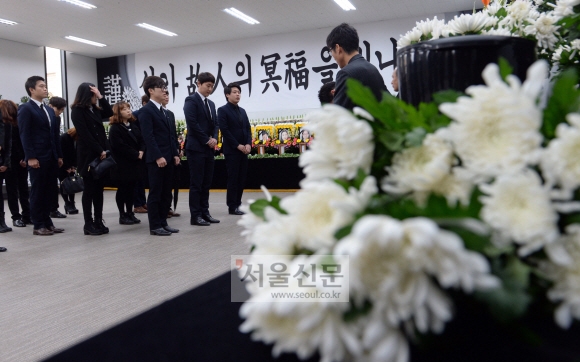 경주 마우나오션리조트 체육관 붕괴 사고가 발생한 지 사흘째인 19일 부산외대 남산동 캠퍼스 만오기념관에 차려진 합동분향소에 조문객들의 행렬이 이어지고 있다.  부산 정연호 기자 tpgod@seoul.co.kr