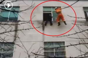 아파트 투신여성 낚아채 구출하는 소방관 포착