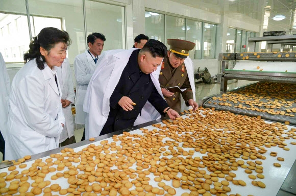 北 김정은, 軍 식품공장 3개월 만에 다시 시찰
