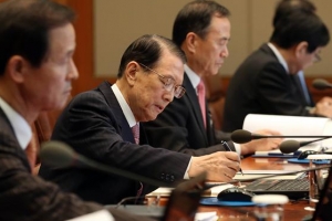 [박근혜정부 출범 1년(상)] ‘왕실장’ 김기춘 핵심축… 김장수 입지 공고화