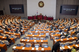 텅 빈 본회의장, 쌓인 민생법안