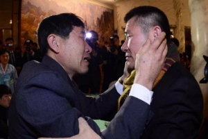 “살아 있었구나”… 납북선원, 40년 만에 동생 안고 오열