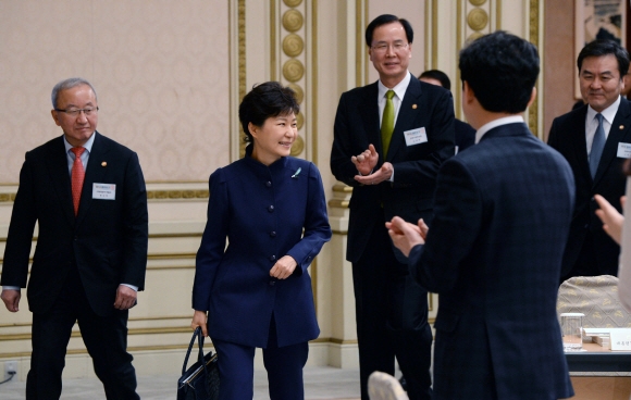 20일 청와대에서 열린 기획재정부, 공정거래위원회, 금융위원회의 업무 보고에서 대통령이 박수를 받으며 들어서고 있다. 왼쪽부터 현오석 부총리 겸 기획재정부 장관, 박 대통령, 노대래 공정거래위원장, 신제윤 금융위원장. 