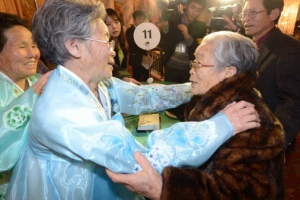 60년 만에 ‘눈물의 포옹’… 하늘도 울었다