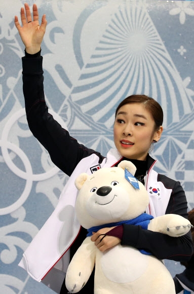 ‘피겨여왕’ 김연아가 21일 오전(한국시간) 러시아 소치 아이스버그 스케이팅 팰리스에서 열린 2014 소치 동계올림픽 피겨스케이팅 여자 싱글 프리스케이팅에서 연기를 마치고 키스앤크라이 구역에서 관객에게 손을 들어 인사하고 있다.  연합뉴스