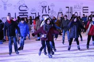 ‘연아 효과’  서울광장 스케이트장  이용객 작년보다 25%↑