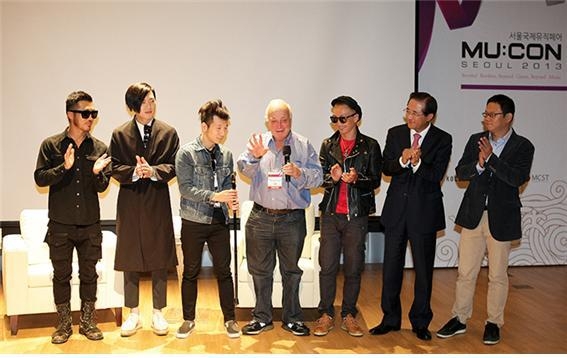 지난해 10월 서울국제뮤직페어에서 계약 체결을 발표하는 시모어 스타인(가운데)과 노브레인