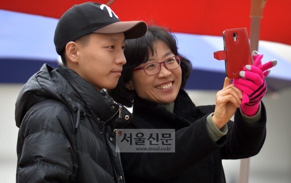 충남 논산시 육군훈련소에서 입소 장병이 지난 17일 배웅을 나온 어머니와 휴대전화로 사진을 찍고 있다.  논산 박지환 기자 popocar@seoul.co.kr