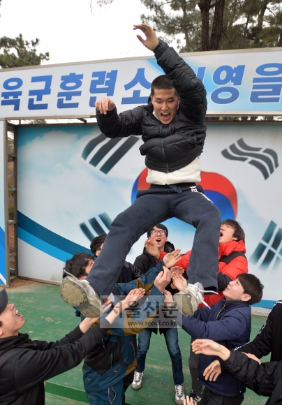 육군훈련소에서 입소를 앞둔 한 장병이 지난 17일 친구들로부터 헹가래를 받고 있다. 논산 박지환 기자 popocar@seoul.co.kr