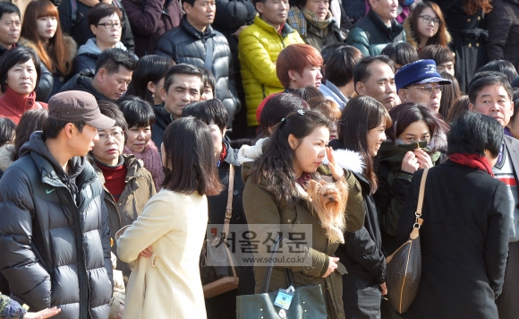 지난 19일 충남 논산시 육군훈련소 퇴소식에서 훈련병의 여자친구와 부모들이 5주만의 재회를 애타게 기다리고 있다. 논산 박지환 popocar@seoul.co.kr
