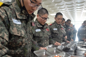 [커버스토리] 배고프던 짬밥… 그게 뭐죠?