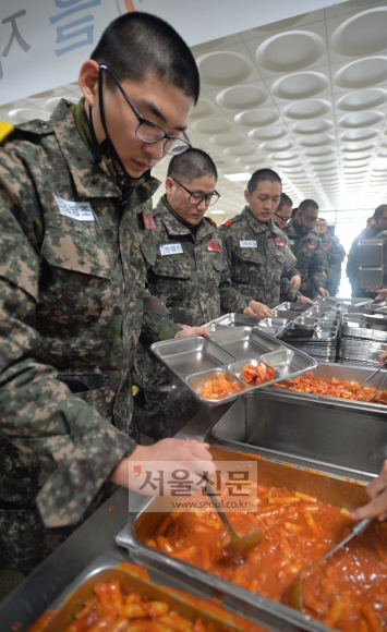 훈련병들이 지난 19일 육군훈련소 내 식당에서 배식판에 음식을 담고 있다. 논산 박지환 기자 popocar@seoul.co.kr
