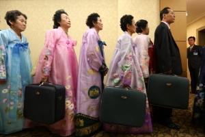 [남북 이산가족 상봉] “北서 귀하다길래… 초코파이만 16박스 사와”