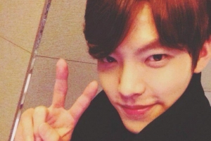 김우빈 중국 SNS 100만명 돌파 셀카 “영광의 브이” 달라진 얼굴?