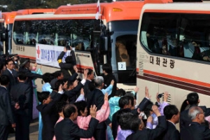 2차 이산가족 상봉단 금강산으로…오후 첫 ‘단체상봉’