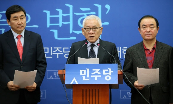 김한길 민주당 대표가 23일 국회 대표회의실에서 3차 정치혁신안을 발표하고 있다.    연합뉴스