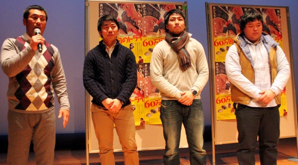 지난 22일 일본 도쿄의 한 극장에서 열린 영화 ‘60만번의 트라이’ 시사회에서 영화의 소재가 된 오사카 조선고급학교 럭비부의 오영길(왼쪽) 감독이 럭비부원들과 무대에 올라 소감을 밝히고 있다. 도쿄 연합뉴스