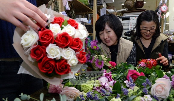 낙찰받은 꽃들은 화훼공판장 메장에서 졸업 및 입학식의 꽃바구니로 만들어져 시민들의 반가운 손길을 기다린다. 이종원 선임기자 jongwon@seoul.co.kr