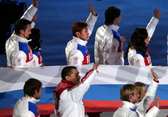 24일 오전(한국시간) 러시아 소치 해안클러스터의 피시트 올림픽 스타디움에서 열린 2014 소치 동계올림픽 폐막식에서 러시아 쇼트트랙 대표팀의 빅토르 안(한국명 안현수)이 러시아 국기를 들고 입장하고 있다.  연합뉴스