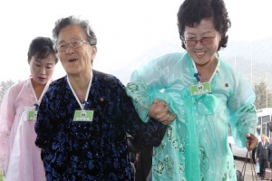 이산가족 2차 상봉단 이틀째 만남…3차례 6시간 만나