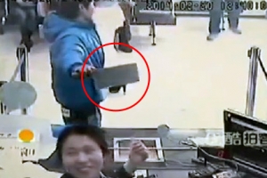 방탄유리 창구에서 칼 들이댄 ‘한심한’ 은행강도