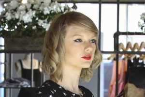 [화제의 포토]팝스타 테일러 스위프트 “사람이야, 인형이야?”