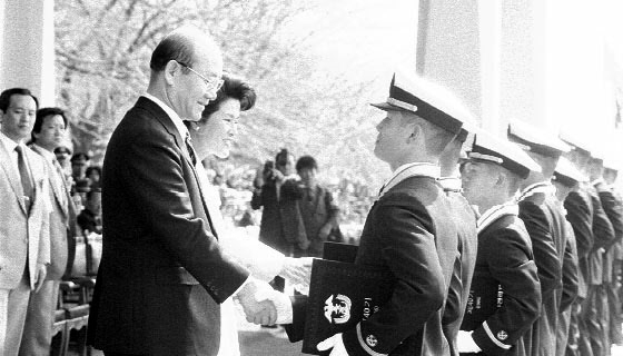 해군사관학교 졸업식에 참석한 전두환 대통령