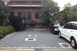 골목길 담장 허무니 ‘일석이조’… 주차장 생기고 안전한 보행길도