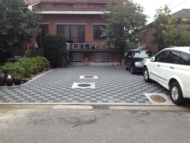 녹색주차마을 사업을 끝낸 골목길 전경. 주민들을 위해 골목 주차난을 완화한 것은 물론 담장 벽화, 도로 포장 등으로 골목이 한층 환해졌다. 강동구 제공  녹색주차마을 사업을 끝낸 골목길 전경. 주민들을 위해 골목 주차난을 완화한 것은 물론 담장 벽화, 도로 포장 등으로 골목이 한층 환해졌다. 강동구 제공