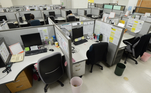 24일 오후 서울 한 카드사의 텔레마케팅(TM) 업체 사무실이 자리를 비운 직원들로 썰렁한 모습을 보이고 있다. 카드사 TM 업무는 이날부터 재개됐지만 텔레마케터들은 고객의 냉대와 금융당국의 강력한 제재 속에서 이중고를 겪고 있다. 