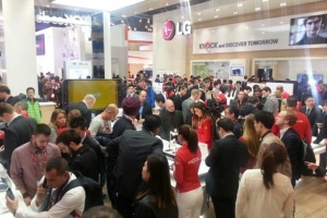 “첨단 모바일 기기 구경하자” 관람객 장사진