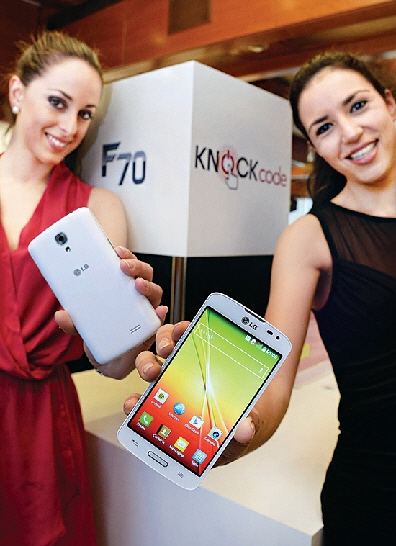 25일 스페인 바르셀로나에서 열리고 있는 ‘모바일 월드 콩그레스’(MWC 2014)에서 현지 모델들이 LG전자의 보급형 스마트폰인 ‘F시리즈’ 를 선보이고 있다.  LG전자 제공