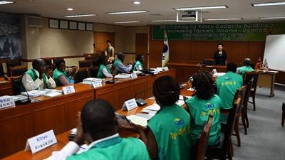 우리나라의 피폐한 농촌에 탈출구를 제공했던 새마을운동은 이제 한국형 국제원조사업의 대명사로 자리 잡았다. 사진은 해외 새마을운동 지도자들이 국내에 들어와 교육받는 모습. EBS 제공