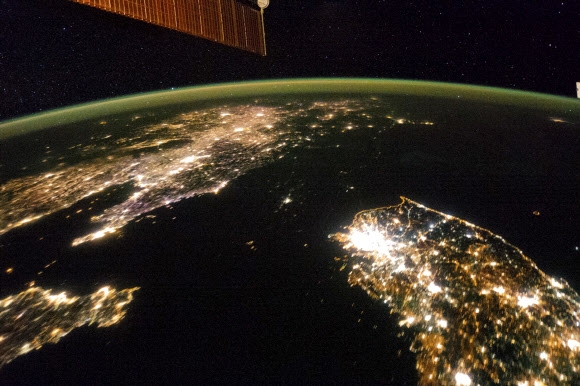 25일(현지시간) 국제우주정거장(ISS) 우주인들이 지난 1월30일 밤 동아시아 상공을 지나면서 촬영한 것으로, 야간에 불빛을 내뿜는 한반도의 전경을 찬란하게 담고 있다. 불빛이 쏟아져 나오는 쪽은 남한이고, 북한은 평양 등 극히 일부 지역을 제외하고는 완전히 깜깜한 모습이다.  로이터/뉴스1