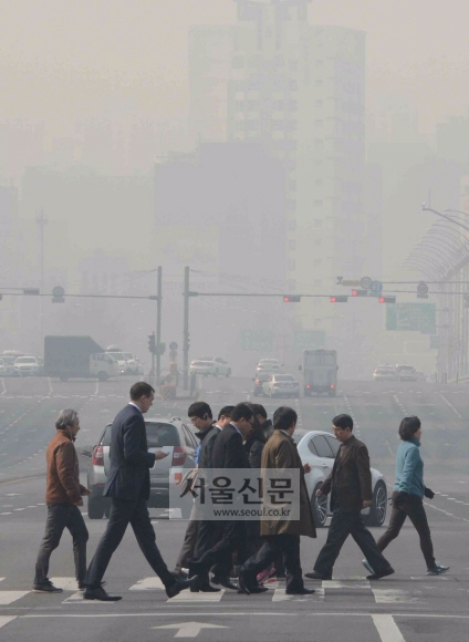 김포공항 인근인 서울 강서구 발산동에서는 횡단보도를 건너는 시민들이 발길을 재촉하고 있다. 도준석 기자 pado@seoul.co.kr