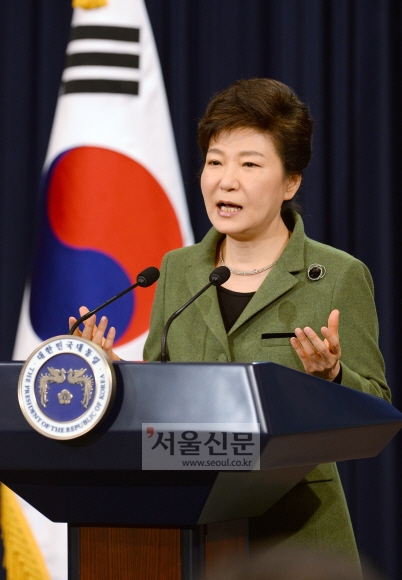 박근혜 대통령이 취임 1주년인 25일 청와대에서 경제혁신 3개년 계획을 발표하고 있다. 이언탁 기자 utl@seoul.co.kr