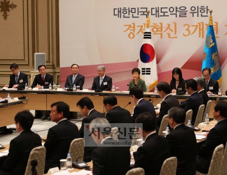 25일 청와대 영빈관에서 박근혜 대통령 주재로 제4차 국민경제자문회의 및 경제관계장관회의 연석회의가 열리고 있다. 왼쪽 세 번째부터 정홍원 국무총리, 서동원 김&장 고문, 박 대통령, 김현아 건설산업연구원 연구위원. 이언탁 기자 utl@seoul.co.kr