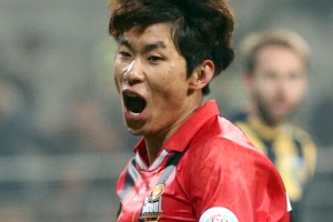 최용수 ‘명품 스리백’에 첫 승 담았다