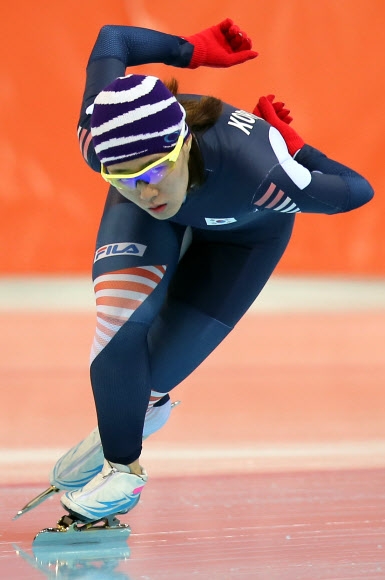 소치동계올림픽의 별들이 26일 전국동계체육대회에 다시 뜬다. 지난 10일 러시아 소치의 아들레르 아레나에서 소치동계올림픽 스피드스케이팅 여자 500m 경기를 앞두고 훈련에 열중하고 있는 이상화.