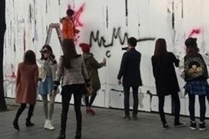 소녀시대 셀프 홍보, 벽에 낙서하는 모습 포착? 뭐라고 썼나 보니