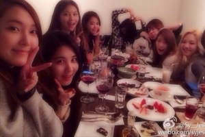 소녀시대 단체사진 공개, 테이블 끝에 귀신이? ‘경악’