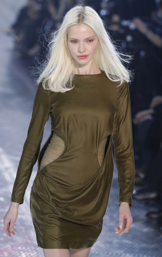 26일(현지시간) 프랑스 파리에서 열린 파리패션위크에서 모델들이 패션 브랜드 H&M의 2014-2015 가을/겨울 기성복 컬렉션을 선보이고 있다.<br>AP/뉴시스
